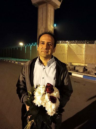 مجتبی توکلی پس از آزادی از زندان بە علت بیکاری تحصن کرد